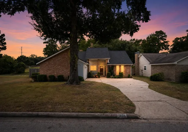 Photo 2 of Single family home for sale at 201 Prince Of Wales St, Conroe, TX 77304 | MLS# 32450800 | Listing updated on 2026-09-04