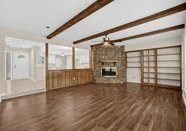 Photo 3 of Single family home for sale at 201 Prince Of Wales St, Conroe, TX 77304 | MLS# 32450800 | Listing updated on 2026-09-04