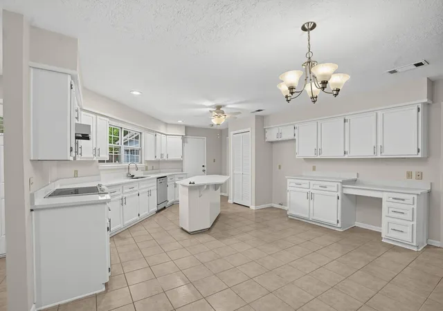 Photo 4 of Single family home for sale at 201 Prince Of Wales St, Conroe, TX 77304 | MLS# 32450800 | Listing updated on 2026-09-04