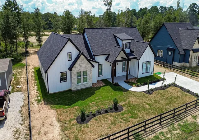 Photo 3 of Sale Pending at 170 County Rd 37301, Splendora, TX 77372 | MLS# 77623105 | Listing updated on 2026-10-01