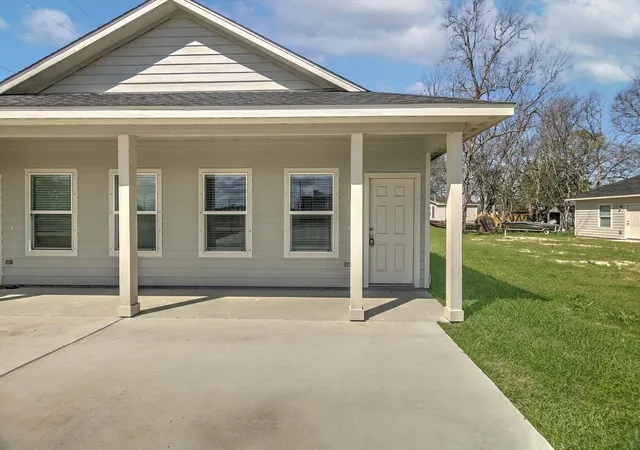 Photo 3 of Multi family home for sale at 609 Canal St, Anahuac, TX 77514 | MLS# 8338605 | Listing updated on 2026-09-23