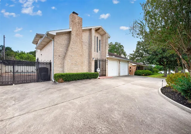Photo 1 of Single family home for sale at 4823 Benning Dr, Houston, TX 77035 | MLS# 95915926 | Listing updated on 2026-09-15