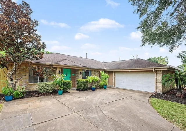 Photo 1 of Single family home for sale at 631 Bayview Dr, El Lago, TX 77586 | MLS# 36711807 | Listing updated on 2026-09-13