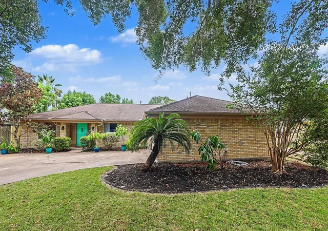 Photo 2 of Single family home for sale at 631 Bayview Dr, El Lago, TX 77586 | MLS# 36711807 | Listing updated on 2026-09-13