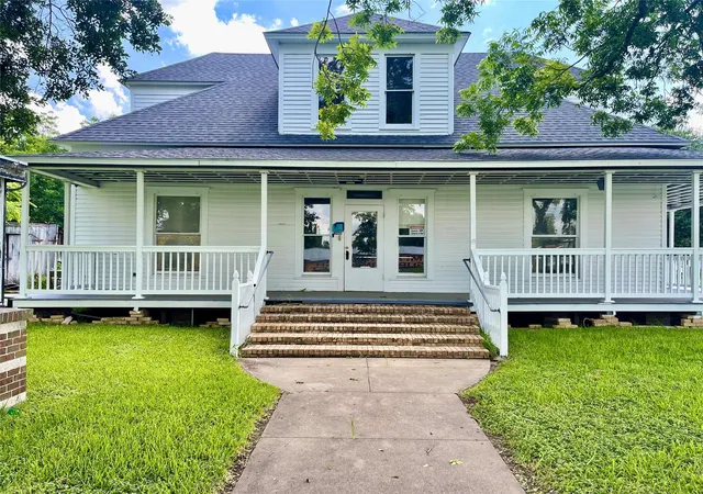 Photo 1 of Single family home for sale at 200 W Post Office St, Eagle Lake, TX 77434 | MLS# 56145540 | Listing updated on 2026-09-02