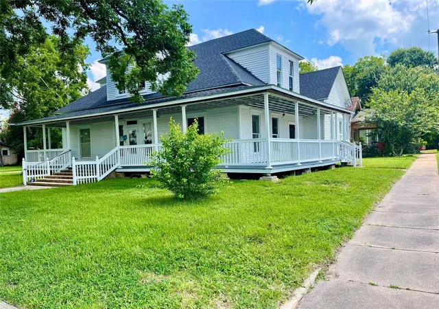 Photo 3 of Single family home for sale at 200 W Post Office St, Eagle Lake, TX 77434 | MLS# 56145540 | Listing updated on 2026-09-02