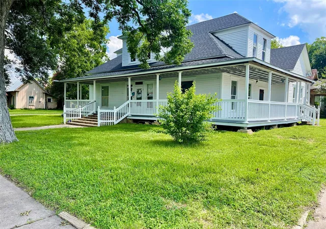 Photo 3 of Single family home for sale at 200 W Post Office St, Eagle Lake, TX 77434 | MLS# 56145540 | Listing updated on 2026-09-02