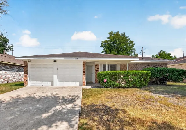 Photo 1 of Sale Pending at 11819 S Evelyn Cir, Houston, TX 77071 | MLS# 61796381 | Listing updated on 2026-10-03