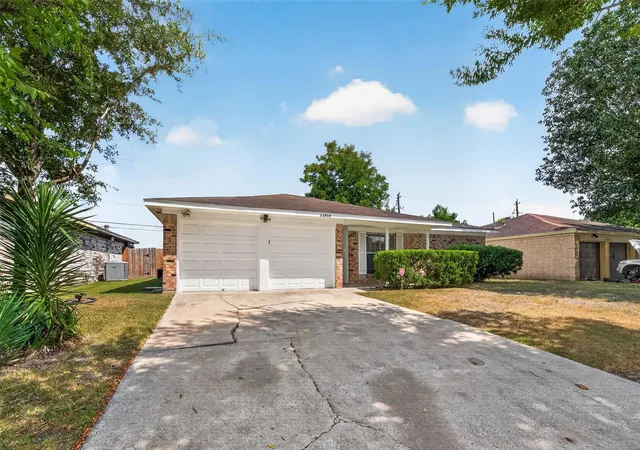 Photo 2 of Sale Pending at 11819 S Evelyn Cir, Houston, TX 77071 | MLS# 61796381 | Listing updated on 2026-10-03