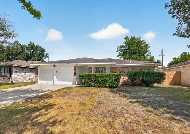 Photo 3 of Sale Pending at 11819 S Evelyn Cir, Houston, TX 77071 | MLS# 61796381 | Listing updated on 2026-10-03