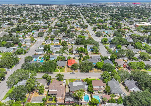 Photo 4 of Single family home for sale at 5023 Woodrow Ave, Galveston, TX 77551 | MLS# 33692711 | Listing updated on 2026-09-04