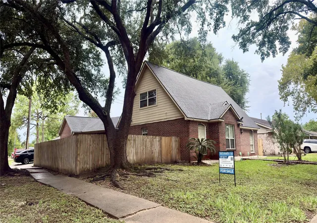 Photo 2 of Single family home for sale at 10538 Huntington View Dr, Houston, TX 77099 | MLS# 41175613 | Listing updated on 2026-09-10