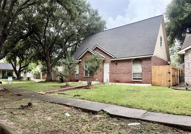 Photo 3 of Single family home for sale at 10538 Huntington View Dr, Houston, TX 77099 | MLS# 41175613 | Listing updated on 2026-09-10
