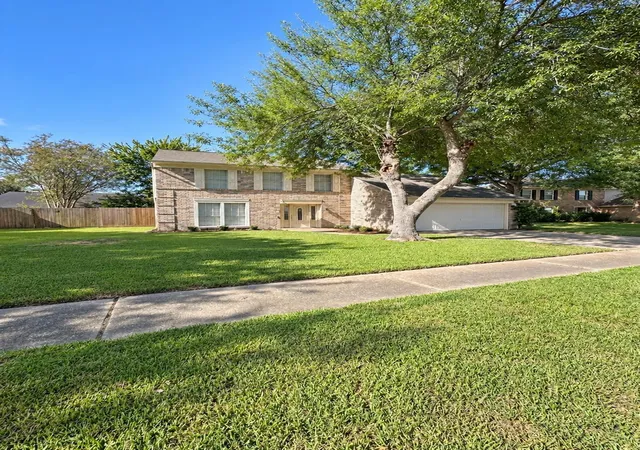 Photo 2 of Single family home for sale at 2322 Colleen Dr, Pearland, TX 77581 | MLS# 4861391 | Listing updated on 2026-09-12
