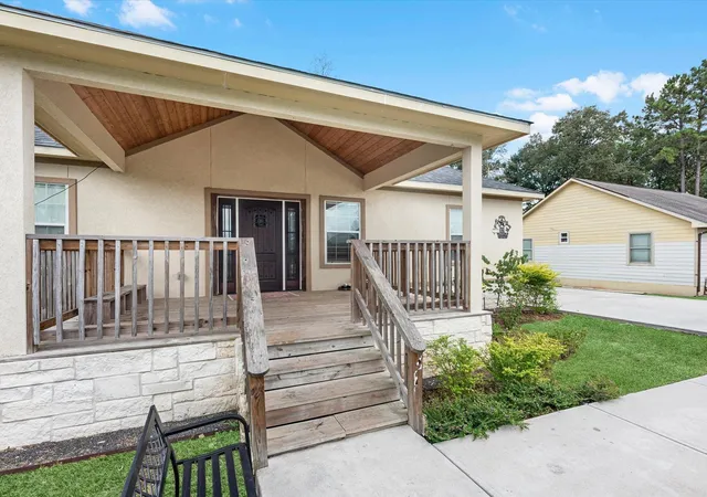 Photo 2 of Single family home for sale at 528 Draylon Dr, Conroe, TX 77303 | MLS# 93903027 | Listing updated on 2026-09-11