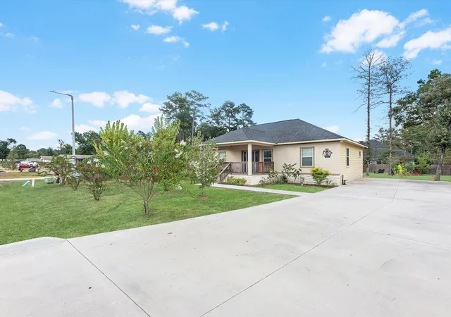 Photo 3 of Single family home for sale at 528 Draylon Dr, Conroe, TX 77303 | MLS# 93903027 | Listing updated on 2026-09-11