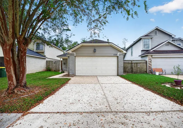 Photo 3 of Sale Pending at 1220 Chelsea Ln, Pearland, TX 77581 | MLS# 60715003 | Listing updated on 2026-09-21