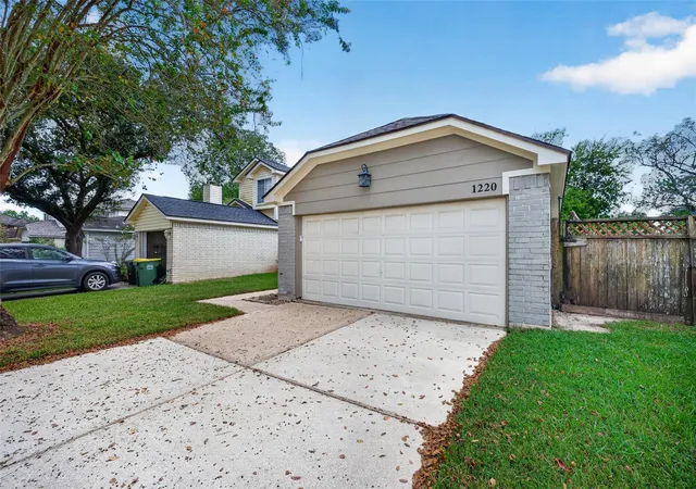 Photo 3 of Sale Pending at 1220 Chelsea Ln, Pearland, TX 77581 | MLS# 60715003 | Listing updated on 2026-09-21