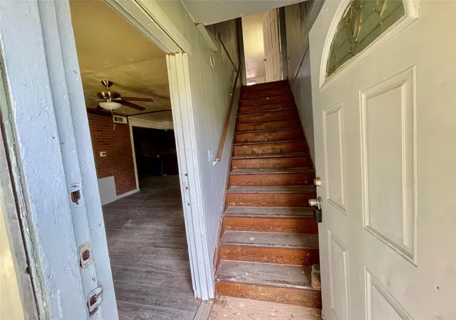 Photo 3 of Sale Pending at 518 S Kansas St, La Porte, TX 77571 | MLS# 80454063 | Listing updated on 2026-10-02