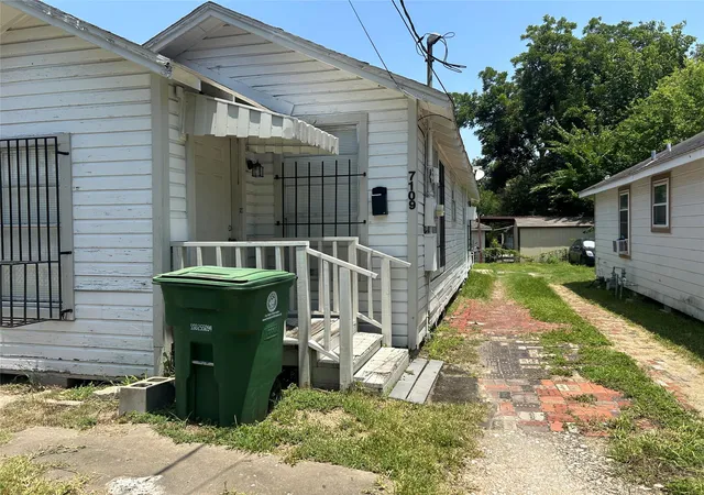 Photo 2 of Single family home for sale at 7109 Avenue O, Houston, TX 77011 | MLS# 46203582 | Listing updated on 2026-09-09