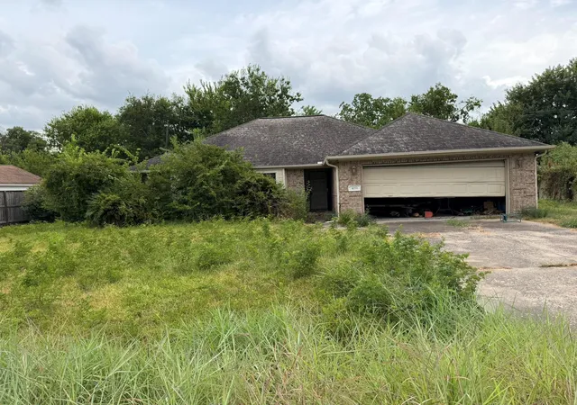 Photo 3 of Single family home for sale at 1033 Theresa St, Houston, TX 77051 | MLS# 22911430 | Listing updated on 2026-09-10