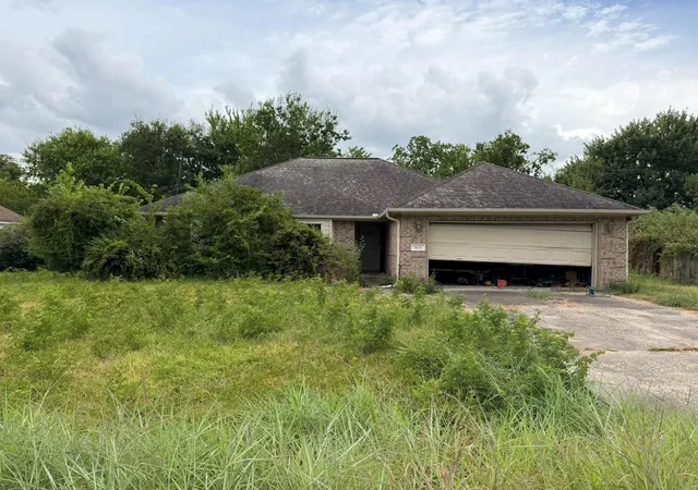 Photo 3 of Single family home for sale at 1033 Theresa St, Houston, TX 77051 | MLS# 22911430 | Listing updated on 2026-09-10