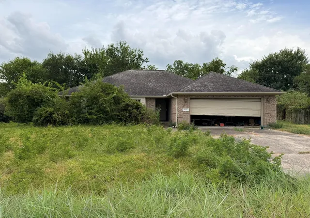 Photo 4 of Single family home for sale at 1033 Theresa St, Houston, TX 77051 | MLS# 22911430 | Listing updated on 2026-09-10