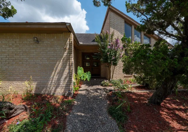 Photo 3 of Single family home for sale at 7926 Quail Meadow Dr, Houston, TX 77071 | MLS# 42201172 | Listing updated on 2026-09-13