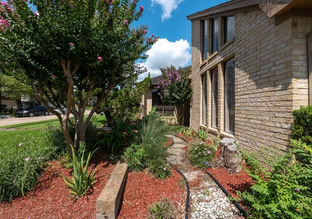 Photo 3 of Single family home for sale at 7926 Quail Meadow Dr, Houston, TX 77071 | MLS# 42201172 | Listing updated on 2026-09-13