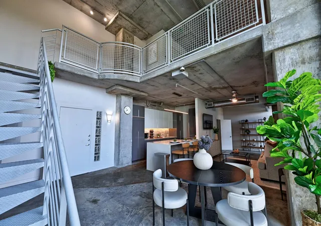 Listing Photo 4 - Condo for sale in building located at 2000 Bagby St, Houston, TX 77002 - Unit #7423