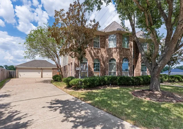Photo 2 of Single family home for sale at 2902 Brannon Hl Ln, Sugar Land, TX 77479 | MLS# 10396290 | Listing updated on 2026-10-08