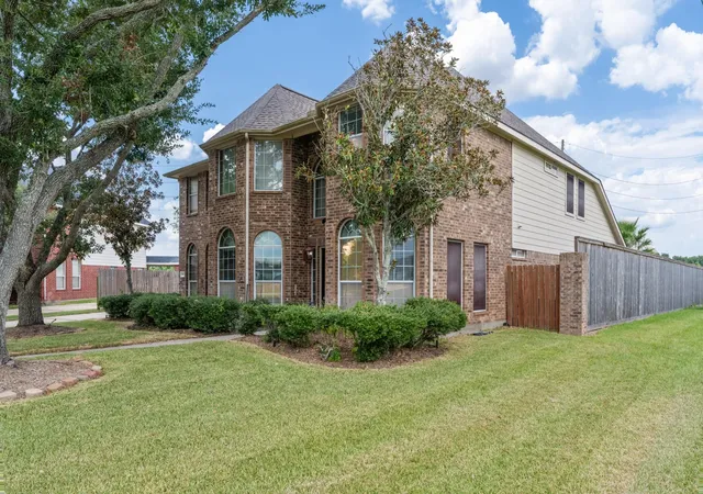 Photo 3 of Single family home for sale at 2902 Brannon Hl Ln, Sugar Land, TX 77479 | MLS# 10396290 | Listing updated on 2026-10-08