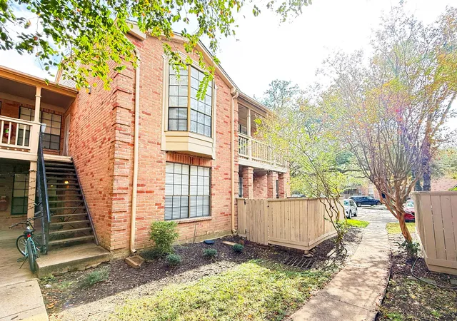Photo 2 of Condo for sale at 2255 Braeswood Park Dr #117, Houston, TX 77030 | MLS# 11175321 | Listing updated on 2026-09-23