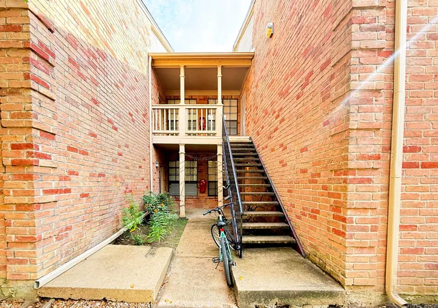 Photo 3 of Condo for sale at 2255 Braeswood Park Dr #117, Houston, TX 77030 | MLS# 11175321 | Listing updated on 2026-09-23