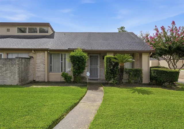 Photo 2 of Townhouse for sale at 10331 Huntington Pl Dr #331, Houston, TX 77099 | MLS# 25045871 | Listing updated on 2026-09-24