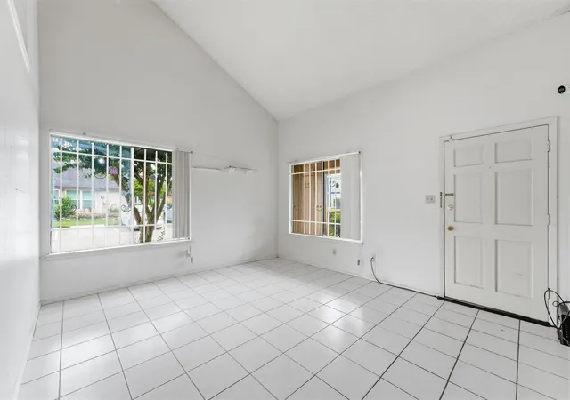 Photo 3 of Townhouse for sale at 10331 Huntington Pl Dr #331, Houston, TX 77099 | MLS# 25045871 | Listing updated on 2026-09-24