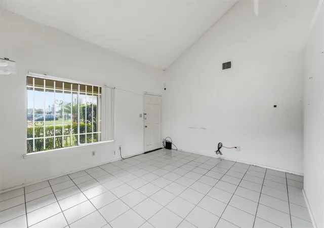 Photo 4 of Townhouse for sale at 10331 Huntington Pl Dr #331, Houston, TX 77099 | MLS# 25045871 | Listing updated on 2026-09-24