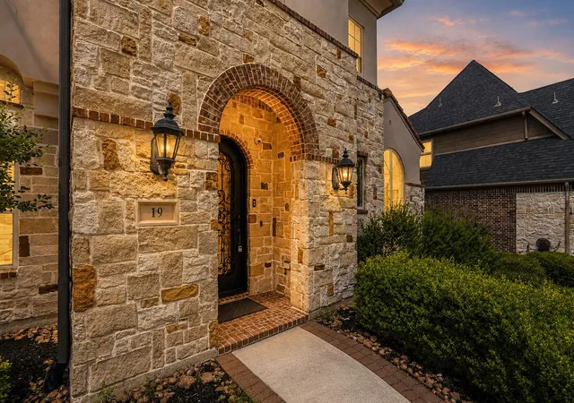 Photo 4 of Single family home for sale at 19 Brittany Rose Pl, Tomball, TX 77375 | MLS# 10482401 | Listing updated on 2026-09-12