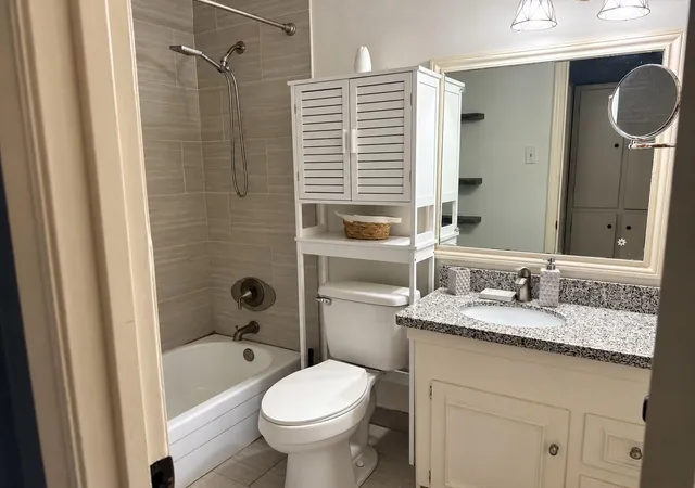 Listing Photo 5 - Condo for sale in building located at 5238 Arboles Dr, Houston, TX 77035 - Unit #F