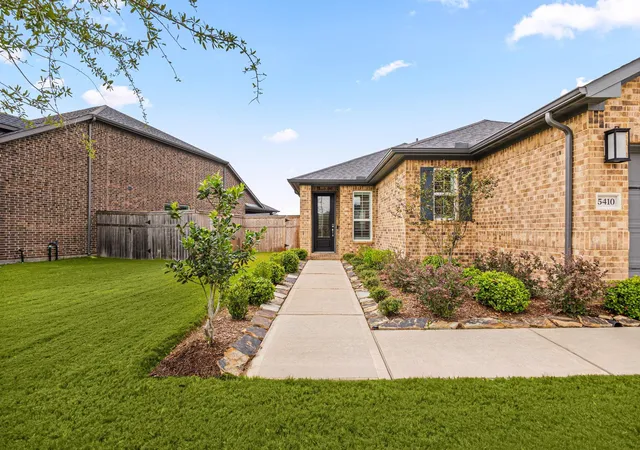 Photo 2 of Single family home for sale at 5410 Autrey Bnd Ln, Fulshear, TX 77441 | MLS# 79521775 | Listing updated on 2026-10-09