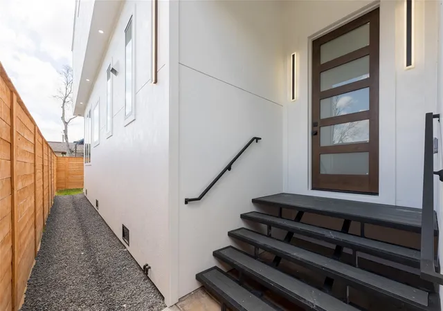 Photo 2 of Single family home for sale at 1122 E 27th Street #A, Houston, TX 77009 | MLS# 71690573 | Listing updated on 2026-09-02