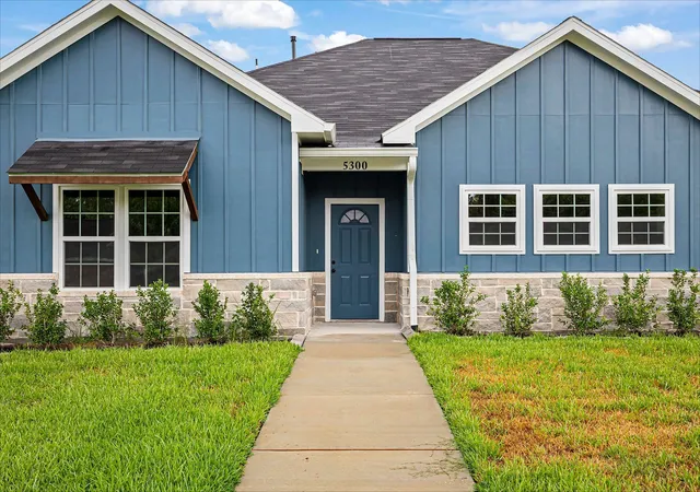 Photo 1 of Single family home for sale at 5300 Hemlock Dr, Baytown, TX 77521 | MLS# 18415972 | Listing updated on 2026-09-26