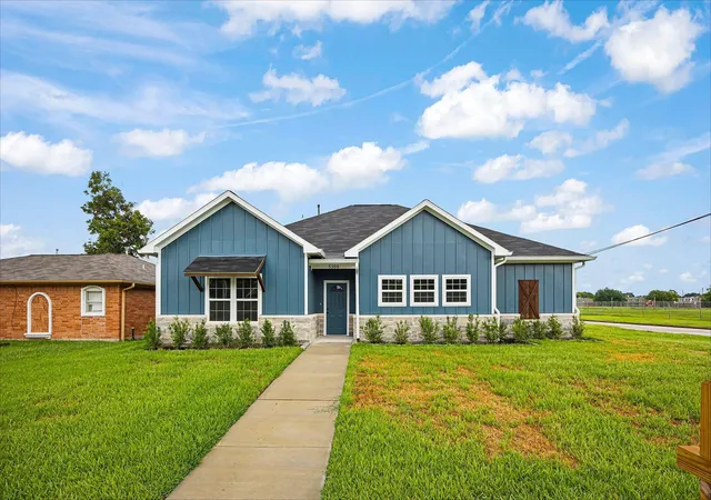 Photo 2 of Single family home for sale at 5300 Hemlock Dr, Baytown, TX 77521 | MLS# 18415972 | Listing updated on 2026-09-26