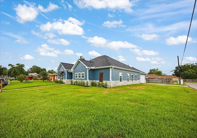 Photo 3 of Single family home for sale at 5300 Hemlock Dr, Baytown, TX 77521 | MLS# 18415972 | Listing updated on 2026-09-26