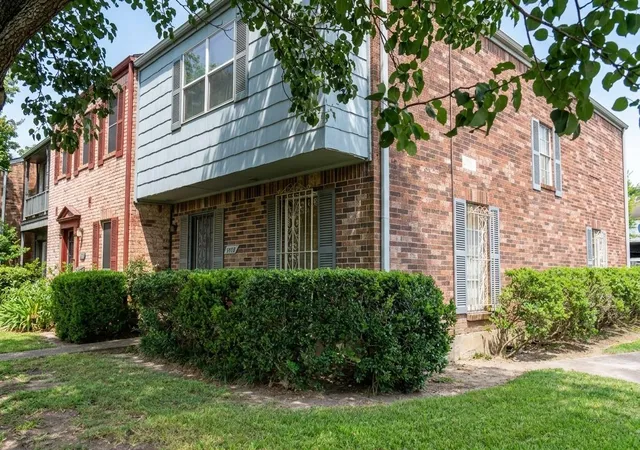 Photo 2 of Townhouse for sale at 7919 Grv Ridge Dr, Houston, TX 77061 | MLS# 53110786 | Listing updated on 2026-09-09