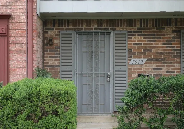 Photo 3 of Townhouse for sale at 7919 Grv Ridge Dr, Houston, TX 77061 | MLS# 53110786 | Listing updated on 2026-09-09