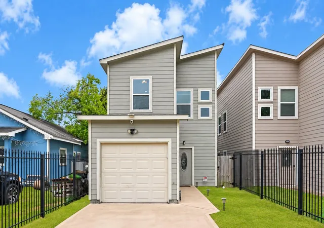 Photo 3 of Single family home for sale at 4420 Elmwood St, Houston, TX 77051 | MLS# 15100001 | Listing updated on 2026-09-17