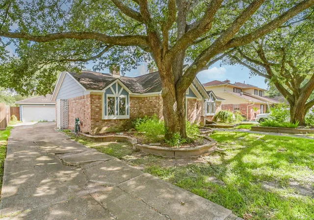 Photo 2 of Single family home for sale at 16511 Clearcrest Dr, Houston, TX 77059 | MLS# 33533255 | Listing updated on 2026-09-12