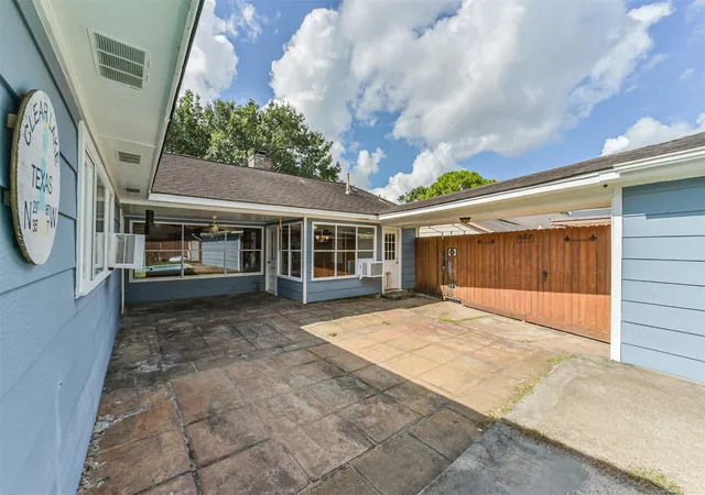 Photo 3 of Single family home for sale at 16511 Clearcrest Dr, Houston, TX 77059 | MLS# 33533255 | Listing updated on 2026-09-12