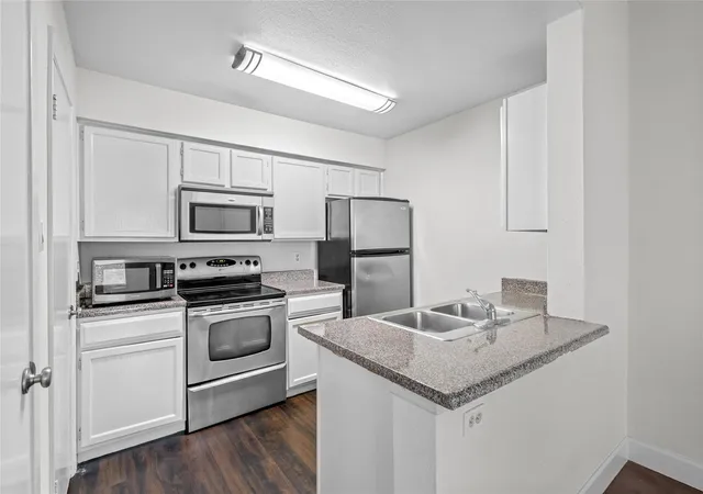 Photo 3 of Condo for sale at 3900 Woodchase Dr #162, Houston, TX 77042 | MLS# 16625025 | Listing updated on 2026-09-02
